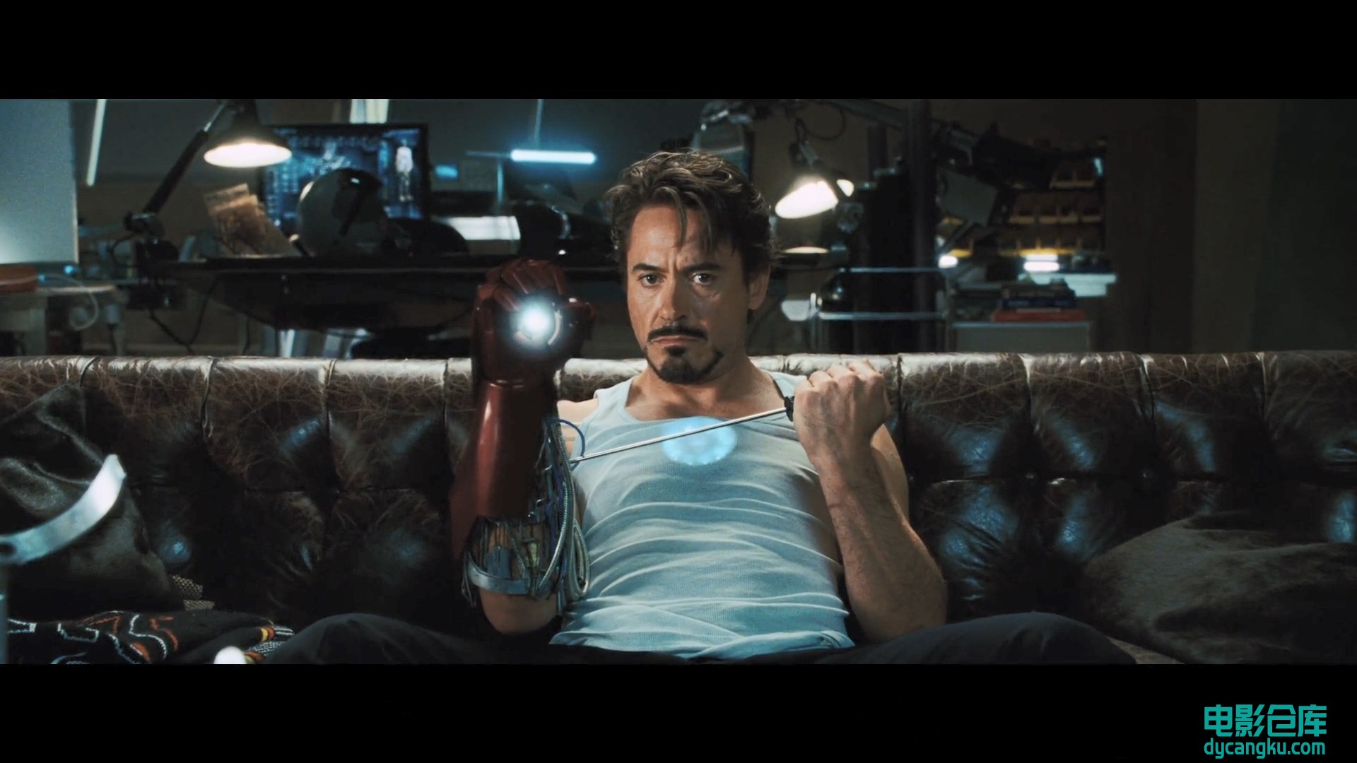 [电影仓库dycangku.com]钢铁侠.Iron.Man.2008.BluRay.1080p.x264.DTS.AAC.国英双语中.jpg