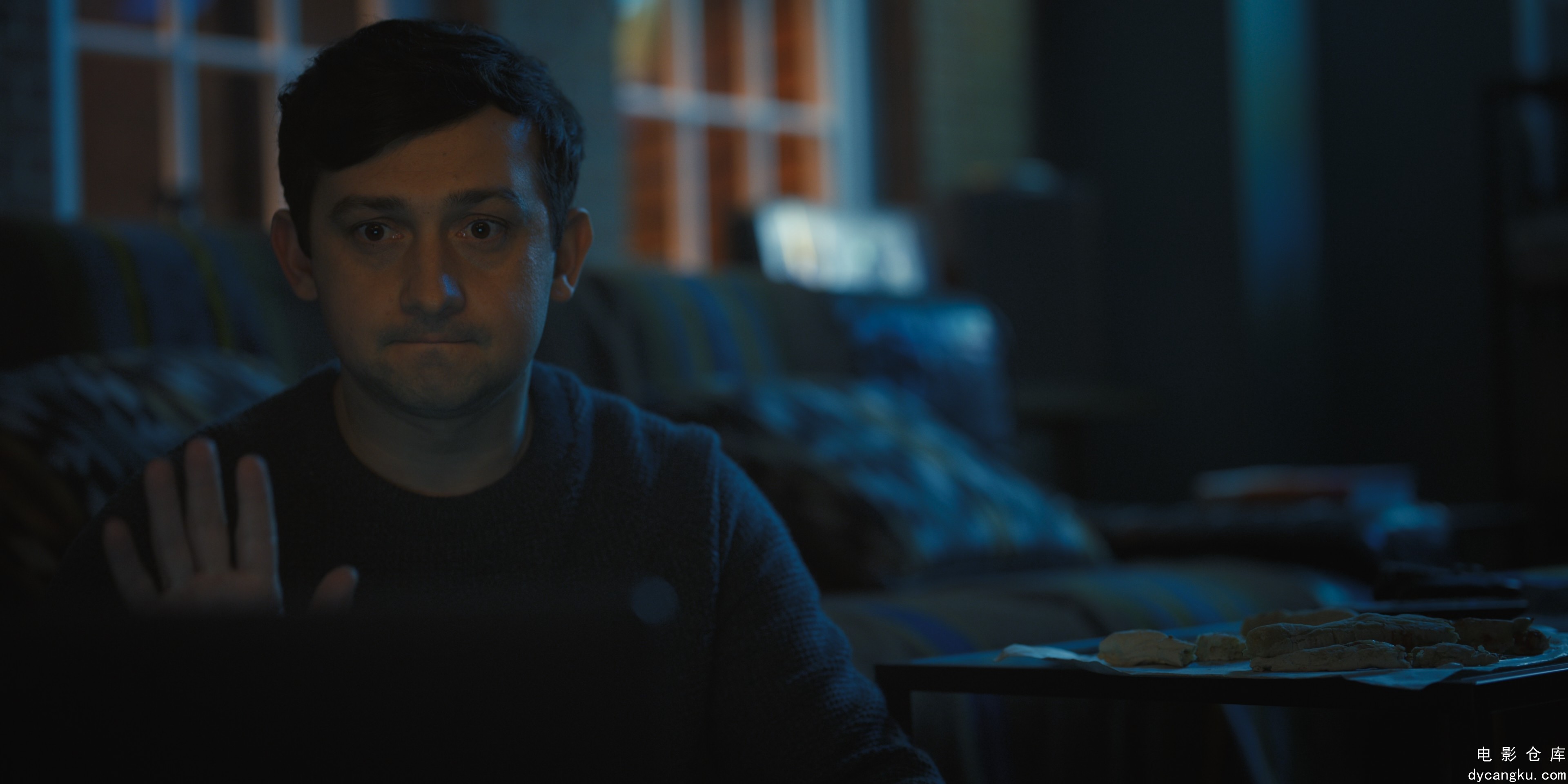[电影仓库dycangku.com]Still.Up.S01E01.The.Pharmacy.2160p.Apple.TV .WEB-DL.DDP.5..jpg