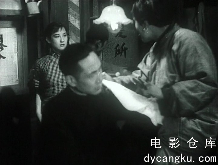 [电影仓库dycangku.com]马路天使.1937.老片修复版【豆瓣8.6】.mkv_snapshot_00.29.53.362.jpg